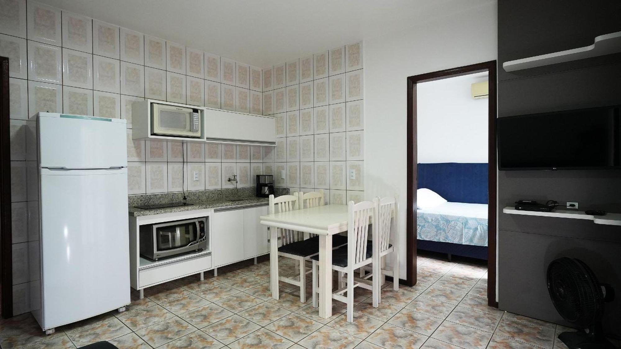 בומבינאס Residencial Adolfo - Mestre Naro מראה חיצוני תמונה